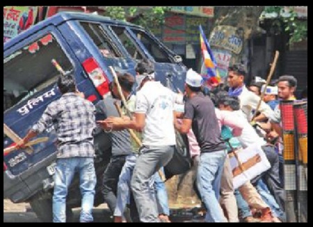 SC-ST Act- Bharat bandh-poice van attacked